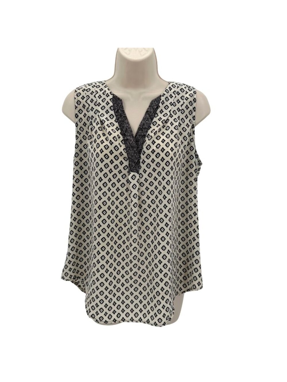 Skies Are Blue Womens Black & White Diamond Print Sleeveless V-Neck Blouse M